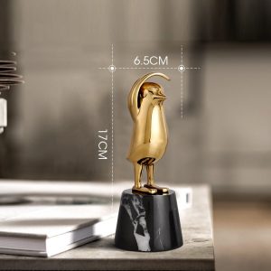 Chim cánh cụt dễ thương để bàn