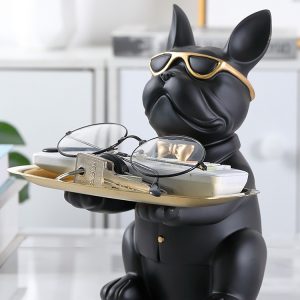 Chó nhỏ bưng khay