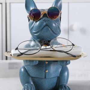 Chó nhỏ bưng khay