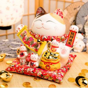 Mèo may mắn bày cửa hàng kinh doanh