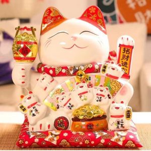 Mèo may mắn bày cửa hàng kinh doanh