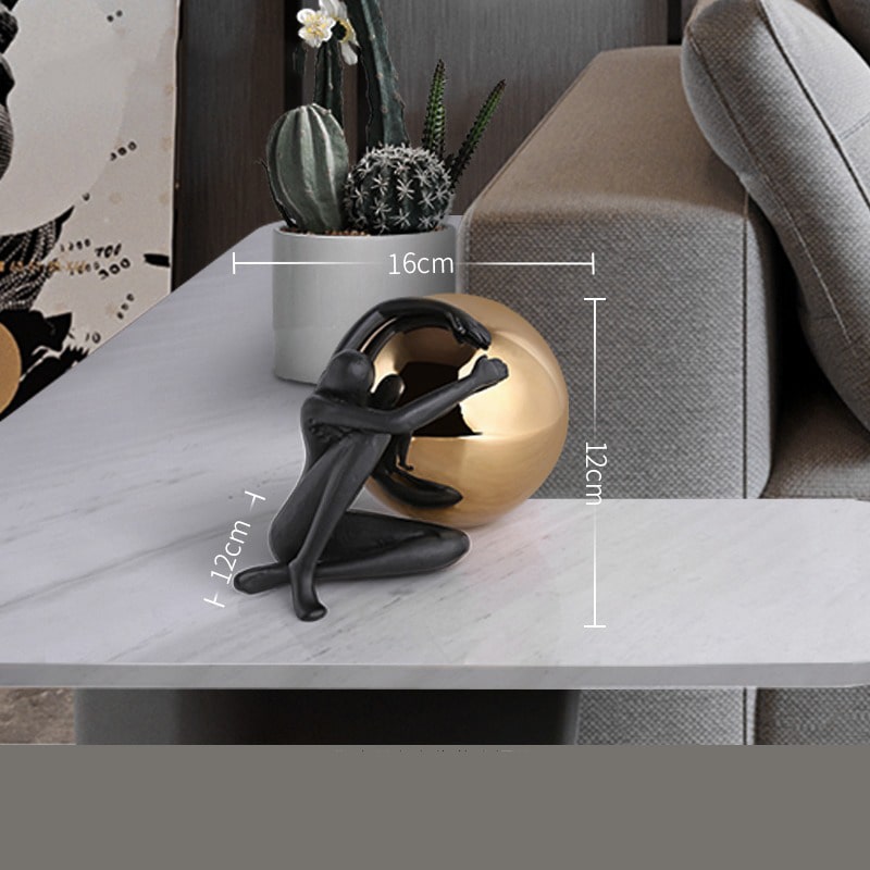 Tượng nghệ thuật ôm bóng trang trí bàn decor phòng khách