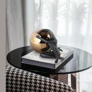 Tượng nghệ thuật ôm bóng