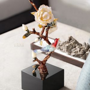 Cành hoa mẫu đơn để bàn