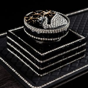 Bộ nước hoa thiên nga gắn đá trang trí oto