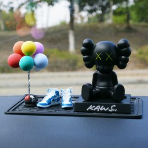Gấu KAWS xinh xắn trang trí oto chất liệu ưa chuộng