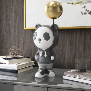 Tượng gấu panda cầm bóng để bàn phòng khách