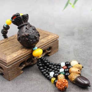 Khánh treo gương chiếu hậu oto gỗ xoan mang lại may mắn