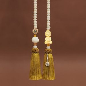 Khánh treo xe hơi xinh xắn không thể thiếu khi đi đường