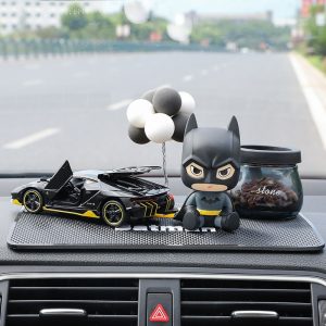 Mô hình Batman và xe hơi trang trí bắt mắt