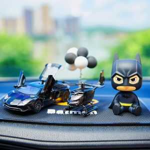 Mô hình Batman và xe hơi trang trí bắt mắt