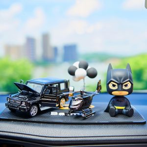 Mô hình Batman và xe hơi trang trí bắt mắt