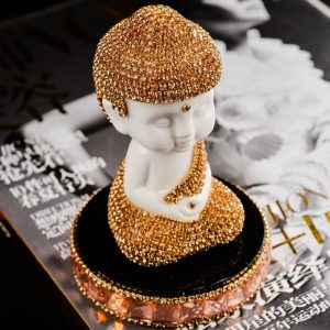 Tượng Như Lai bình an để xe oto mang lại tài lộc