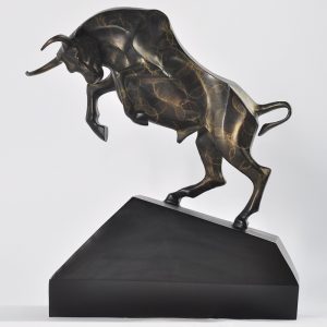 Tượng bò tót chất liệu bằng đồng