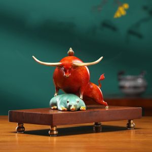 Tượng bò tót và gấu đối đầu để bàn bền bỉ