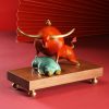 Tượng bò tót và gấu đối đầu để bàn bền bỉ