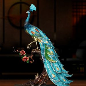 Tượng chim công mang lại phong thủy may mắn