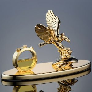 Tượng đại bàng tung cánh để taplo đẹp