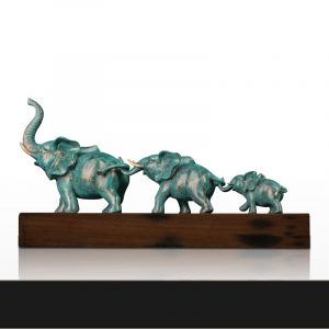 Tượng đàn voi được làm bằng chất liệu bền bỉ