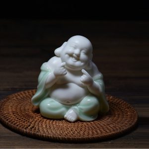 Tượng Di Lặc để xe ô tô bằng gốm sứ ý nghĩa