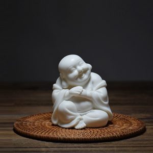 Tượng Di Lặc để xe ô tô bằng gốm sứ ý nghĩa