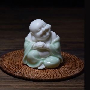 Tượng Di Lặc để xe ô tô bằng gốm sứ ý nghĩa
