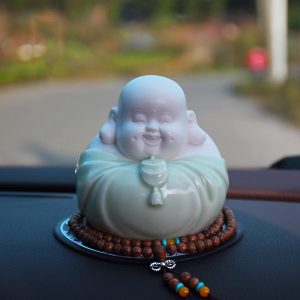Tượng phật di lặc để xe ô tô mang lại may mắn