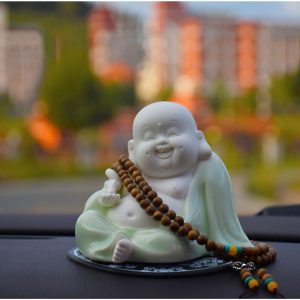 Tượng phật di lặc để xe ô tô mang lại may mắn