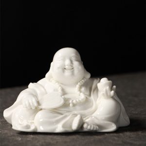 Tượng Di Lặc để xe hơi mang lại may mắn