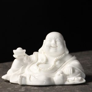 Tượng Di Lặc để xe hơi mang lại may mắn