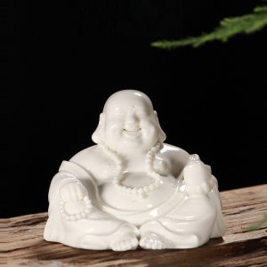 Tượng Di Lặc để xe hơi mang lại may mắn