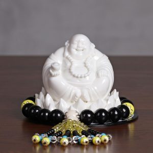 Tượng Di Lặc tọa đài sen để oto mang lại may mắn