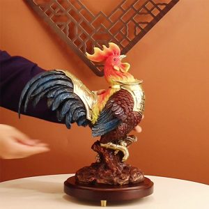 Tượng gà trống vàng lạ mắt