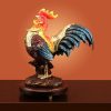Tượng gà trống vàng lạ mắt