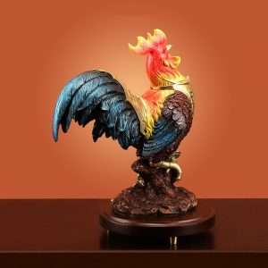 Tượng gà trống vàng lạ mắt