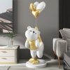 Tượng gấu béo để sàn phòng khách