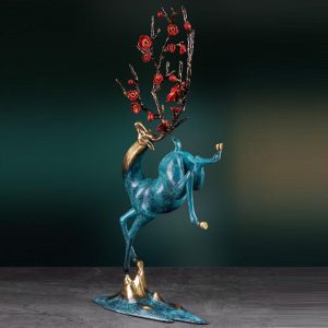 Tượng hươu hoa mai đỏ mang ý nghĩa may mắn