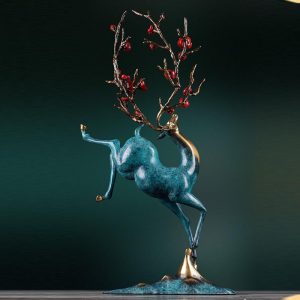 Tượng hươu hoa mai đỏ mang ý nghĩa may mắn