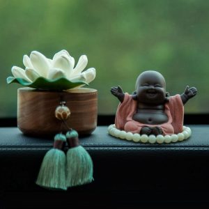 Bộ tượng Phật bên hoa sen để trên ô tô