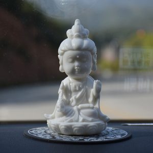 Tượng Quan Âm Bồ Tát để trên oto mang lại may mắn