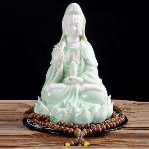 Tượng Quan Âm cầm bình cam lộ mang lại bình an