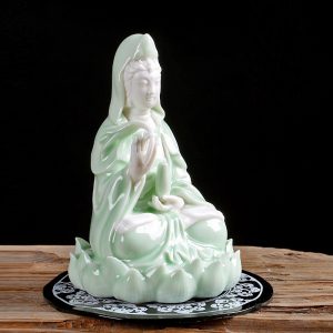 Tượng Quan Âm cầm bình cam lộ mang lại bình an