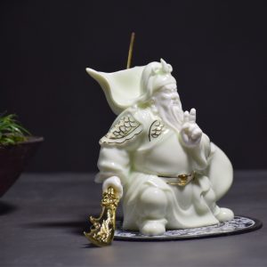 Tượng Quan Công để trên oto mang lại may mắn