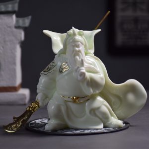 Tượng Quan Công để trên oto mang lại may mắn