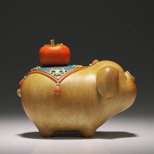 Tượng heo cõng quả hồng