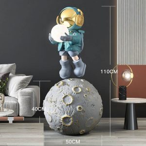 Phi hành gia đứng trên mặt trăng để sàn