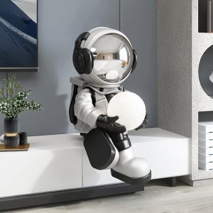 Tượng phi hành gia trang trí kệ tivi phòng khách