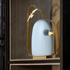 Đồ trang trí bằng gốm kết hợp với kim loại để bàn