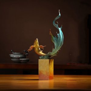 Tượng cá chép uốn mình bằng đồng
