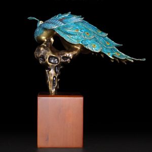 Tượng chim công phong thủy may mắn